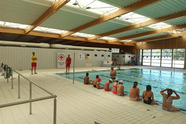 U Zadru započela škola plivanja za djecu
